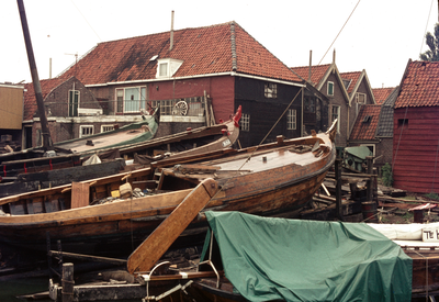 845724 Afbeelding van enkele schepen op de scheepswerf aan de Oude Haven te Spakenburg (gemeente Bunschoten).